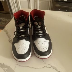 Jordan’s red white and black 10.5 Mens